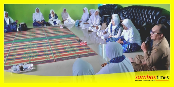 Camat Tangaran Suhut Firmansyah memberikan motivasi pada kegiatan rutin BKMT Kecamatan Tangaran.