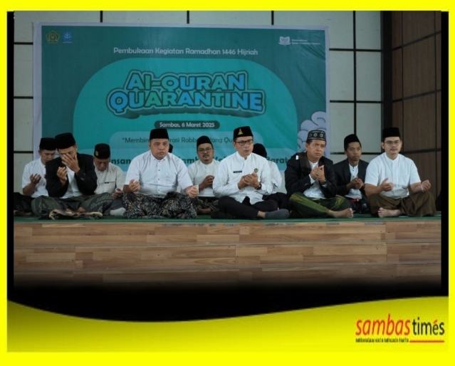 Kakan Kemenag Kabupaten Sambas H Mahmudi Jayadi didampingi Kepala MAN IC Sambas pada pembukaan Alquran Quarantine di MAN IC Sambas, Kamis (6/2/2025).