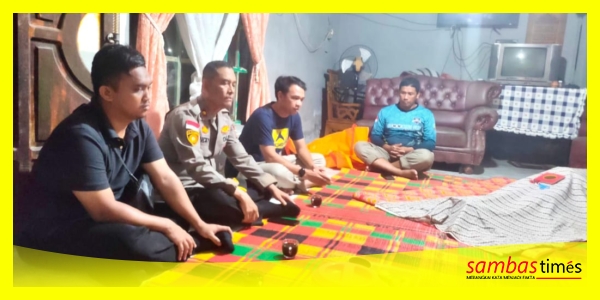 Jenazah WH (44) Korban Gantung Diri di Rutan Sambas dibawa petugas ke rumah duka, Minggu (27/4/2025).