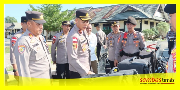 Kasat Samapta Polres Sambas AKP Prapto Yudono mengecek kesiapan perlengkapan latihan Dalmas memperingati May Day, Selasa (29/4/2025).