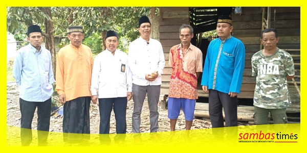Ketua UPZ Kantor Kemenag Sambas, Hakiki pada pelaksanaan Program Bedah Rumah, di Desa Kuala Pangkalan Keramat, Kecamatan Teluk Keramat, Jumat (9/5/2025).