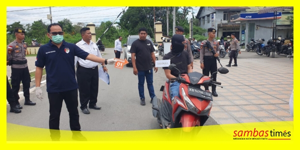 Polres Sambas menggelar Rekonstruksi Pembunuhan di Kecamatan Pemangkat, di areal Halaman Mapolres Sambas, Rabu (14/5/2025).