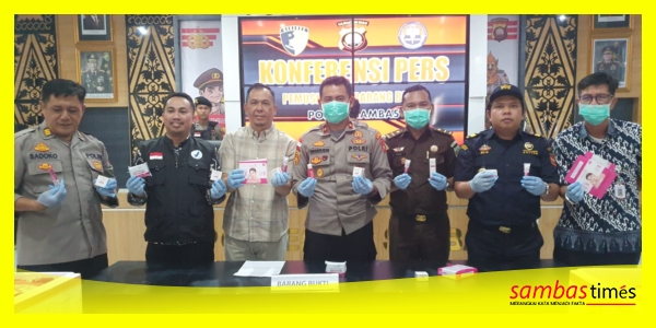 Kepala Loka POM Agus Wahyudi bersama Waka Polres Sambas dan Pejabat terkait memperlihatkan Kosmetik Ilegal sebelum dimusnahkan, Kamis (15/5/2025).
