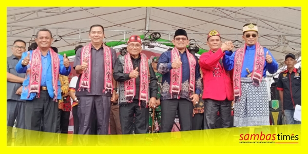 Wakil Ketua I DPRD Sambas Lerry Kurniawan Figo foto berama pada pembukaan Pekan Gawai Dayak ke-XVIII, Kamis (15/5/2025)