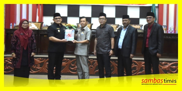 Ketua DPRD Sambas H Abu Bakar menyerahkan LKPJ Bupati Sambas TA 2024 pada paripurna DPRD Sambas, Jumat (16/5/2025).