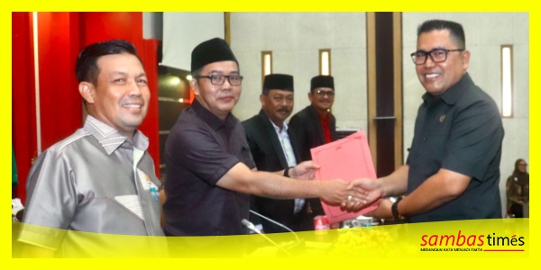 Ketua Pansus DPRD Sambas, Mardani menyerahkan laporan Pansus DPRD terkait LKPJ Bupati Sambas TA 2024 pada Paripurna Penyampaian Keputusan DPRD Sambas, Jumat (16/5/2025).