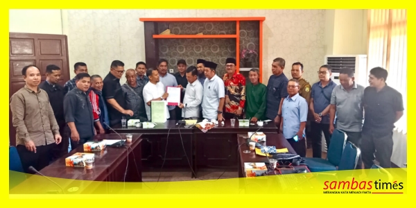 Ketua DPRD Sambas menerima berkas dari Ketua PPKSU Misni Safari usai audensi PPKSU di Ruang Rapat Komisi DPRD Sambas, Senin, (19/5/2025).