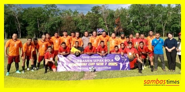 Tim DPRD Sambas mengabadikan momen foto bersama Persatuan Sepakbola Desa Tri Kembang (Persika) Kecamatan Galing, pada pembukaan Piala Kembayat Seri VII, Sabtu (17/5/2025).