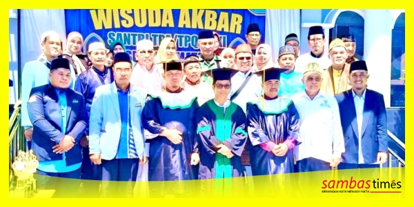 Camat Teluk Keramat, Dr Budi Iswanto foto bersama usai wisuda Santri TPA/TPQ Kecamatan Teluk Keramat di Masjid Al Hilal, Sekura, Minggu (25/5/2025).