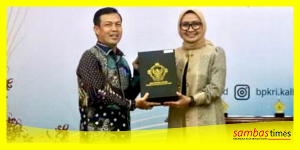 Ketua DPRD Sambas H Abu Bakar menerima penyerahan hasil WTP dari Kepala BPK Provinsi Kalbar, Dr Sri Haryati, Senin (26/5/2025).