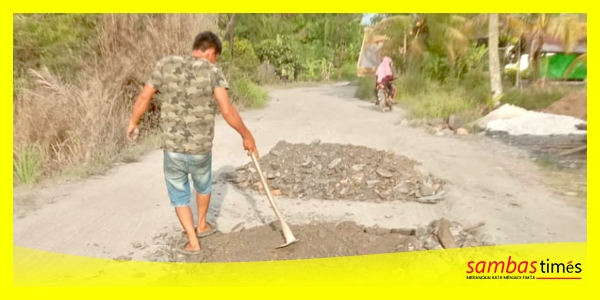 Jalan Muara Dungun, Kecamatan Tebas, Kabupaten Sambas secara bertahap dilakukan penimbunan, Selasa (27/5/2025).