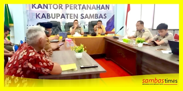 Anggota Komisi II DPRD Kalbar pada mediasi Sengketa Lahan antara PT. SEC dan Masyarakat Desa Lubuk Dagang di Kantor BPN Sambas, Selasa (10/6/2025).