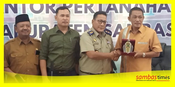 H Subhan Nur Anggota Komisi II DPRD Kalbar menyerahkan Cenderamata kepada Frans Saragih Seksi Penanganan Sengketa BPN Sambas, Selasa (10/6/2025).