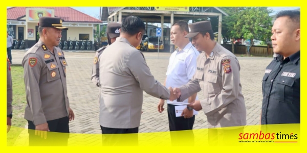 Kapolres Sambas AKBP Wahyu Jati Wibowo menyerahkan Reward kepada 10 personel berprestasi, dihalaman Mapolres Sambas, usai Apel Pagi, Rabu (11/6/2025).