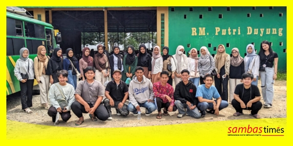 Mahasiswa KMKS mengabadikan momen foto bersama Calon Mahasiswa Baru (CAMABA), Rabu (11/6/2025).