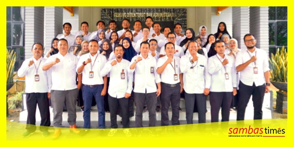 Direktur Poltesa Yuliansyah bersama Wakil Direktur, Dosen dan CPNS Poltesa mengabadikan momen foto bersama, Senin (16/6/2025).
