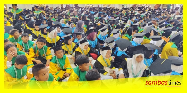 Wisuda 1000 Santri yang dilaksanakan LPPTKA BKPRMI di Masjid Besar Al-Manar, Kecamatan Tebas, Kabupaten Sambas, Senin (16/6/2025).