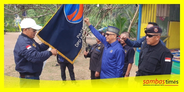 Syarif Abdullah Alqadrie Ketua DPW Nasdem Kalbar melantik pengurus DPD dan DPC Kabupaten Sambas, di Pantai Bayuan, Selasa (17/6/2025).