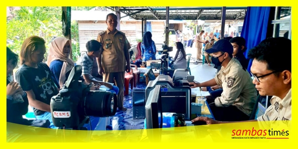 Warga Desa Merabuan, Kecamatan Tangaran antusias menghadiri program layanan jemput bola Administrasi Kependudukan (Adminduk). Selasa (17/6/2025).
