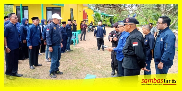 Pengurus DPD dan DPC Partai Nasdem Kabupaten Sambas dilantik Ketua DPW Nasdem Kalbar Syarif Abdullah Alqadrie di Pantai Bayuan, Selasa (17/6/2025).