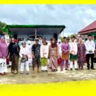 Aswindirno, Kabid Pembinaan Ketenagaan Disdikbud Kabupaten Sambas mengabadikan momen foto bersama usai acara perpisahan pelajar SDN 09 Jirak, Kamis (18/6/2025).