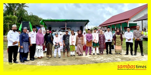 Aswindirno, Kabid Pembinaan Ketenagaan Disdikbud Kabupaten Sambas mengabadikan momen foto bersama usai acara perpisahan pelajar SDN 09 Jirak, Kamis (18/6/2025).