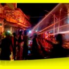 Upaya bersama memadamkan Api yang menghanguskan Tiga Ruko di Pasar Sekura, Kecamatan Teluk Keramat, Kabupaten Sambas, Rabu (18/6/2025).