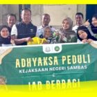 Kejaksaan Negeri (Kejari) Sambas memberikan bantuan kebutuhan pokok kepada lansia di Desa Kartiasa, Kecamatan Sambas, Kabupaten Sambas, Jumat (20/6/2025).