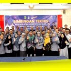 Kabid Pembinaan Ketenagaan Disdikbud Kabupeten Sambas Aswindirno bersama peserta mengabadikan momen foto bersama usai mengikuti Bimtek, Jumat (20/6/2025).
