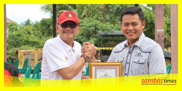 Wakil Ketua DPRD Sambas yang juga Ketua Kicau Mania Kabupaten Sambas Ferdinan Syolihin bersama Wakapolres Sambas Kompol Hoerrudin pada kegiatan Lomba Burung Berkicau, Minggu (22/6/2025).
