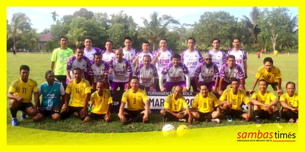 Tim DPRD Sambas bersama Tim Desa Selumar Foto bersama sebelum kompetisi Selumar Seri VI di Sepakbola Selumar Seri VI di Lapangan Sepakbola Desa Tanjung Keracut, Sabtu (21/6/2025).