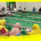 Panitia PHBI Desa Sungai Rambah menggelar rapat persiapan Pawai Ta'aruf dalam memperingati Tahun Baru Islam di Masjid Al Ikhlas, Sungai Pinang, Selasa (24/6/2025).