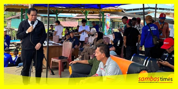 Wakil Ketua DPRD Kalimantan Barat Ir H Prabasa Anantatur MH saat memberikan motivasi kepada tim dayung pada Lomba Sampan Bidar di Desa Tengguli, Minggu (29/6/2025).