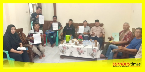 Warga pemilik lahan sengketa dengan PT SEC dan PT MI bersama Kades Lubuk Dagang, Su'aib SPd usai klarifikasi pernyataan Humas PT SEC di Kantor Desa Lubuk Dagang, Selasa (1/7/2025).