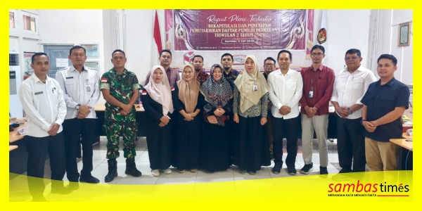 KPU Kabupaten Sambas bersama undangan mengabadikan momen foto bersama usai Rapat Pleno Terbuka PDPB, di Aula KPU Sambas, Rabu (2/7/2025).
