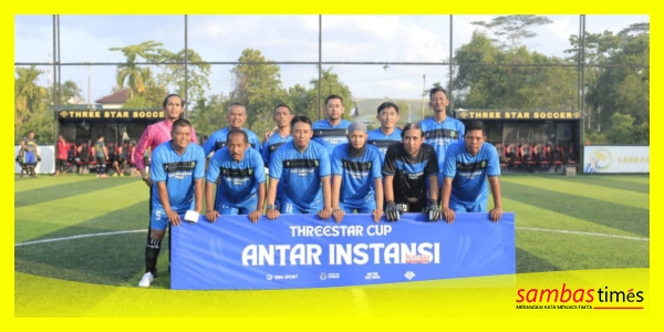 Salah satu tim Instansi Pemerintah Kabupaten Sambas sebelum pertandingan mengabadikan momen foto bersama, Kamis (2/7/2025).