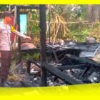 Anggota Polsek Sejangkung melakukan olah TKP kebakaran Rumah Nenek Zainab di Desa Penakalan, Kecamatan Sejangkung, Selasa (8/7/2025).