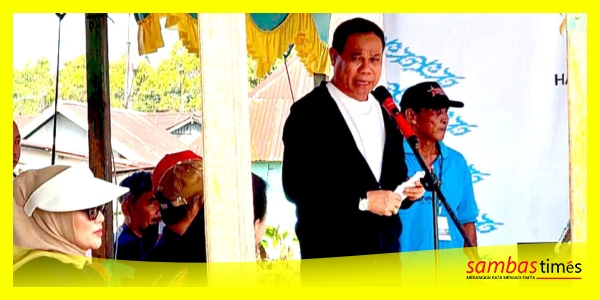 Wakil Ketua DPRD Kalbar Ir H Prabasa Anantatur MH menyampaikan sambutan pada pembukaan Lomba Sampan Bidar HUT Kota Sambas ke-394 di Desa Durian, Minggu (13/7/2025).