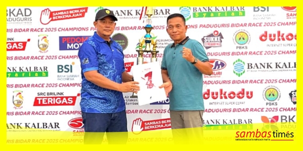 Kepala Desa Durian, Marsudi menyerahkan piala juara 1 Paduguris Bidar Race 2025 di Desa Durian, Kecamatan Sambas, Kabupaten Sambas, Minggu (13/7/2025).