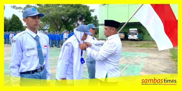 Plh Kepala MAN IC Sambas Dedi menyerahkan secara simbolis Id Card kepada perwakilan siswa kelas X sebagai tanda dimulainya MATSAMA, di di lapangan utama Madrasah, Senin (14/7/2025).