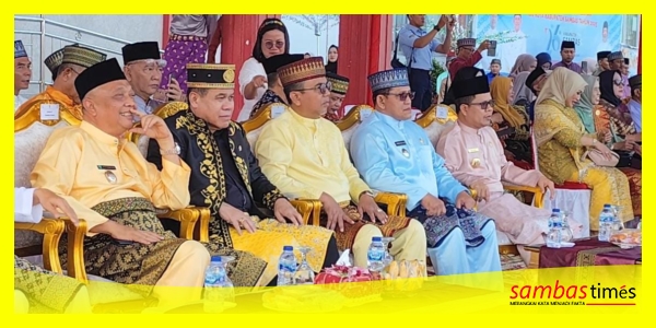 Wakil Ketua DPRD Kalbar Ir H Prabasa Anantatur MH saat menghadiri upacara HUT Perpindahan Kabupaten Sambas ke-26 dan HUT kabupaten Sambas ke-394, di Halaman Kantor Bupati Sambas. Selasa (15/7/2025).