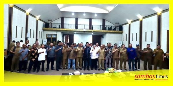 DPRD Sambas bersama Anggota DPRD Kalbar, OPD terkait dan Pemerintah Kecamatan, Desa, serta Panitia Desa Persiapan foto bersama usai Hearing di Ruang Sidang Utama Kantor DPRD Sambas, Senin (21/7/2025).