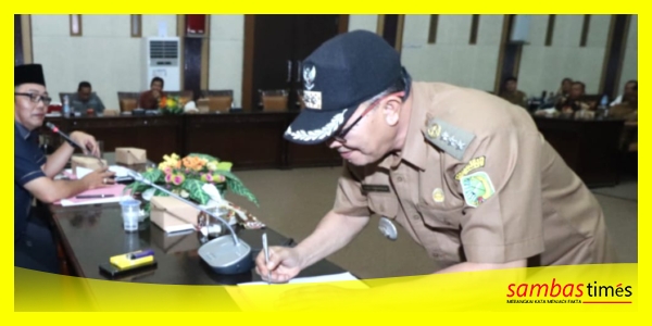 Camat Tangaran Suhut Firmansyah menandatangi persetujuan Hearing yang disepakati bersama di Ruang Sidang Utama Kantor DPRD Sambas, Senin (21/7/2025).