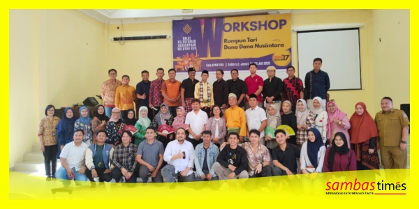 Peserta Workshop BPKW XVII Gorontalo mengabadikan sesi foto bersama usai pembukaan Workshop di Aula BPKW XVII Gorontalo, Senin (21/7/2025).