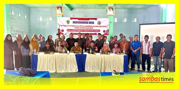 Sekcam Tangaran Endi Kurniawan foto bersama pada pelaksnaan Musdes Desa Arung Parak, di Gedung Serbaguna Desa Aruk Parak, Selasa (21/7/2025).