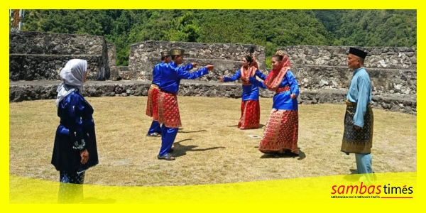 H Yuhendri dan Hj Aklima melatih tarian Tanda' Sambas kepada Penari dari Sanggar Motiambuwa, Gorontalo di Taman Cagar Budaya Benteng Otanaha, Rabu (23/7/2025).