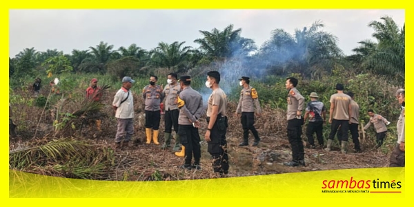Kapolres Sambas, AKBP Wahyu Jati Wibowo memimpin Ground Check dan penanggulangan titik api di Desa Batu Makjage, Kecamatan Tebas, Kabupaten Sambas, Rabu (23/7/2025).