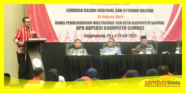 Wakil Ketua DPRD Sambas, Ferdinan Syolihin saat memberikan apresiasi pada kegiatan Bimtek Pemerintah Desa se Kabupaten Sambas, di Singkawang, Jumat (25/7/2025).