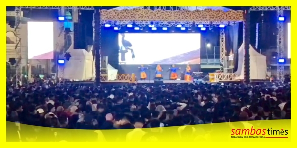 Ribuan Penonton menyaksikan Tarian Tanda' Sambas yang ditampilkan penari Sanggar Motiambuwa, Gorontalo di Lapangan Ippot'tapa, Sabtu (26/7/2025) malam.