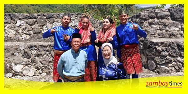 Maestro Kabupaten Sambas H Yuhendri dan Hj Aklima bersama penari Sanggar Motiambuwa Gorontalo yang membawakan Tarian Tanda' Sambas, di lapangan Ippot'tapa, Gorontalo, Sabtu (26/7/2025).
